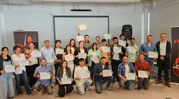 Emotiva entrega de certificados a los primeros graduados de las Escuelas Municipales IT